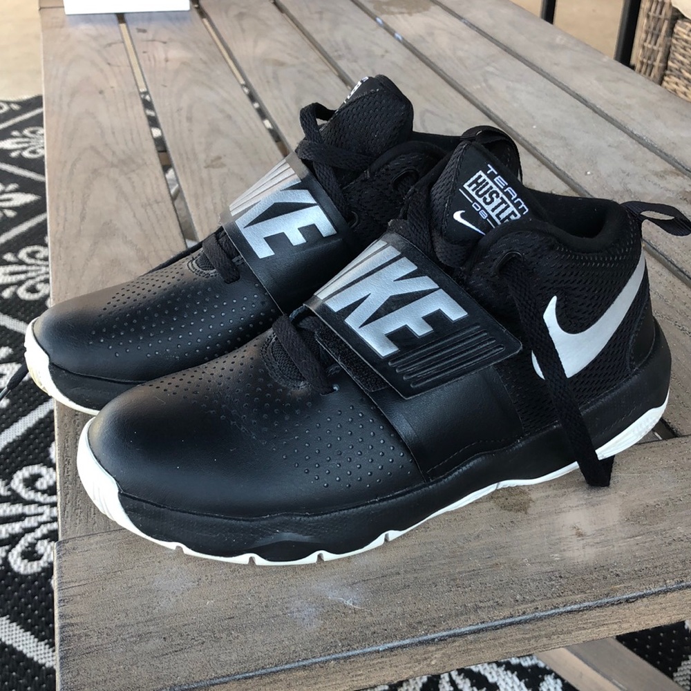 Boys Black Nike shoes sneakers 4.5Y